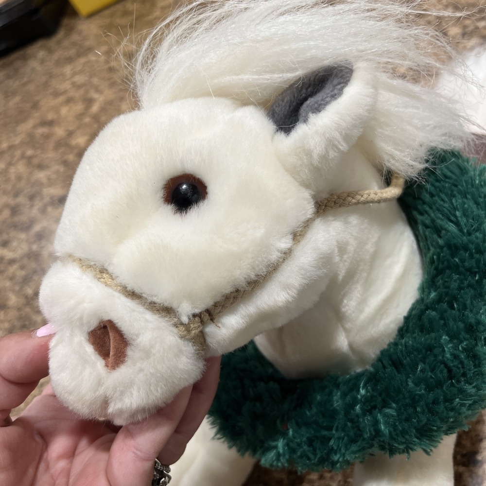 Toys R Us Horse Plush Wells Fargo Legendary Christmas Wreath White 2003 16" - Picture 9 of 13
